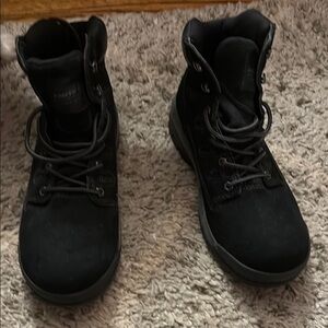 Good condition black men’s waterproof boots. Lace up.